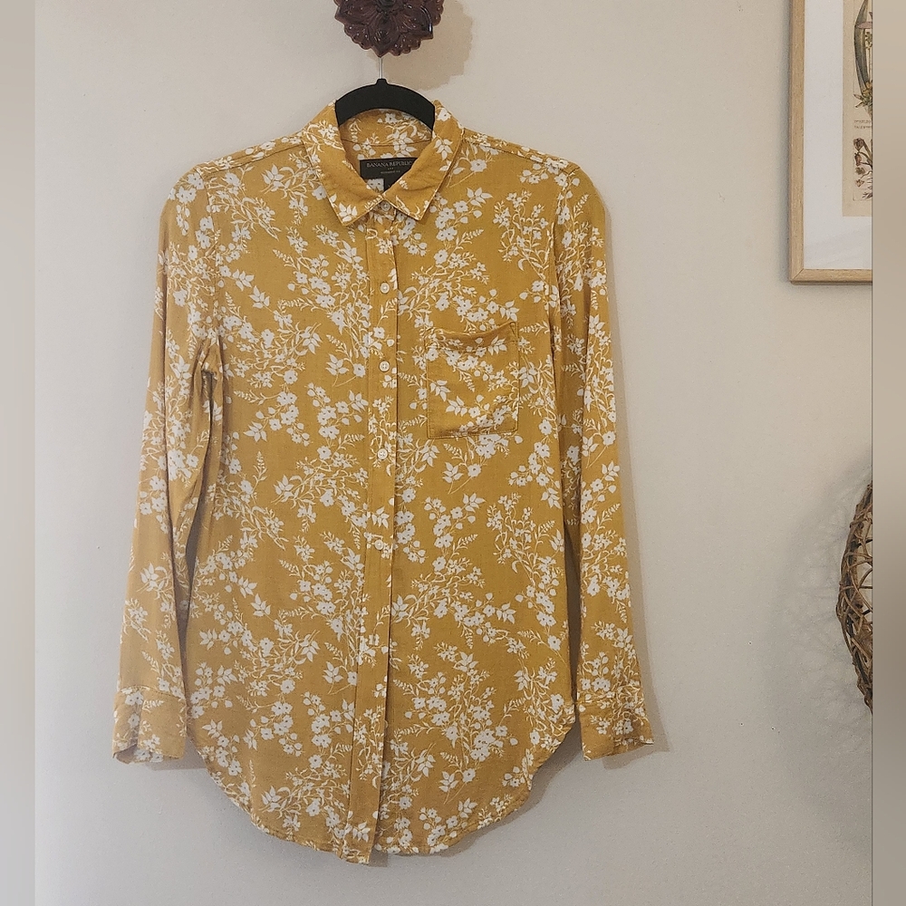 Banana Republic Boyfriend Fit Button Up Mustard Yellow Floral Blouse. Size XS.